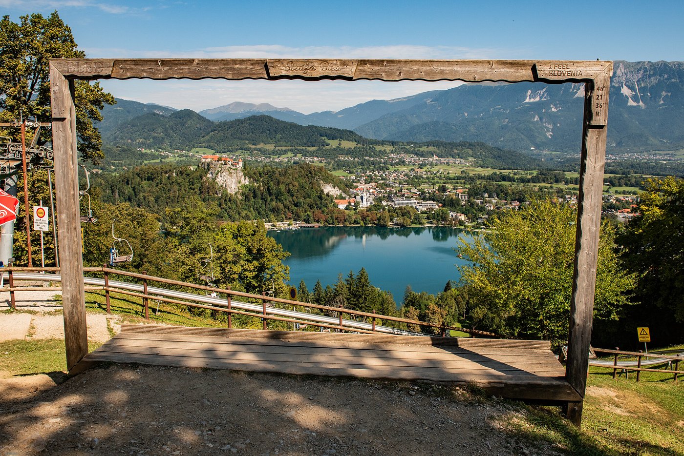 Cornice fotografica in legno in cima alla Straza con vista sul lago di Bled