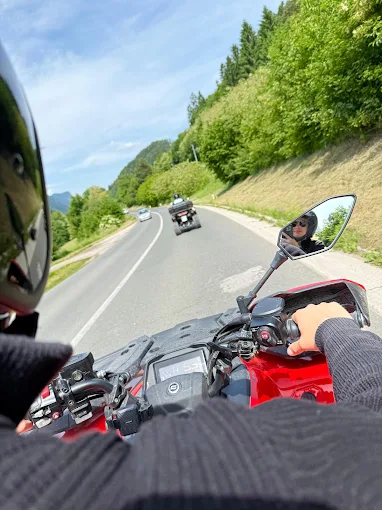 Quad-Fahrt auf einer malerischen Bergstraße