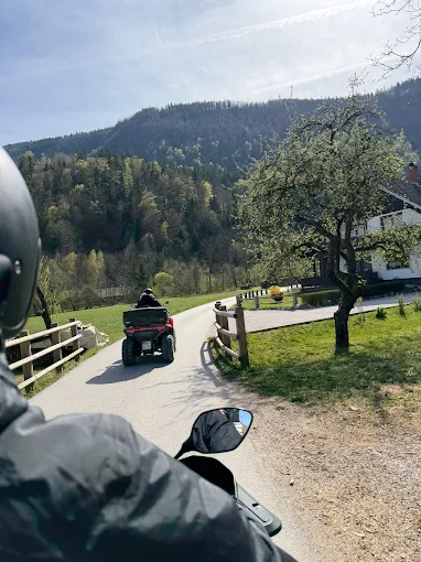 Quad-Fahrer mit Bergblick bei Bled