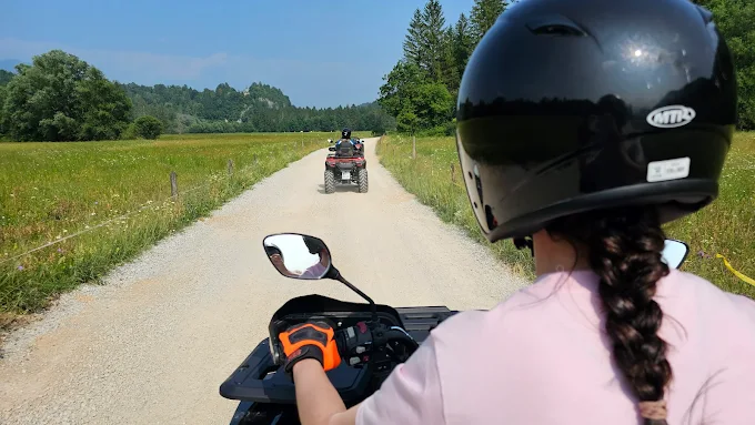 Quad-Fahrer auf einer Schotterstraße bei Bled