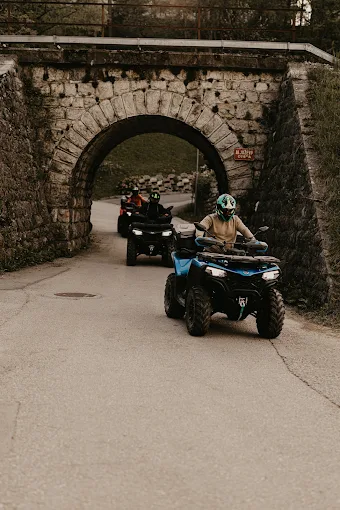 Quad-Fahrer in einem historischen Steintunnel