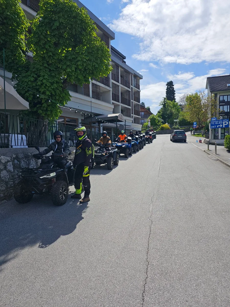 Bedrijfsgroep op quads in het centrum van Bled vóór een teambuildingrit
